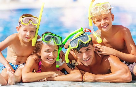 Eine Familie mit Kindern in einem Hotelpool