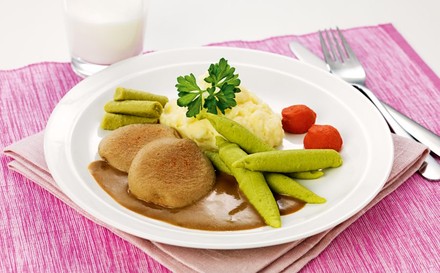 Rind, Bohnen und Tomaten Timbale mit Erdäpfelpüree