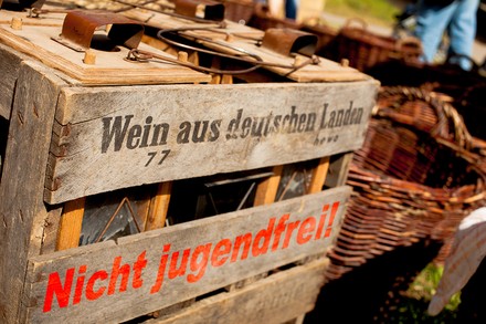 Eine Weinkiste mit dem Aufdruck „Nicht jugendfrei“