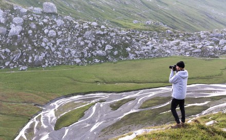 Ein Blogger fotografiert in der Tektonikarena Sardona.