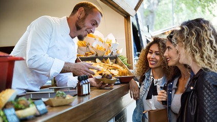 Mehrere Kunden an einem Food Truck