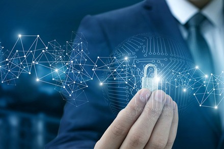 Ein Mann mit einem Schloss in der Hand