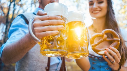 Eine Feier in einem bayerischen Biergarten