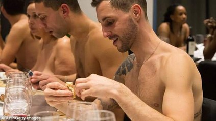Eine Gruppe nackter Personen im O'naturel in Paris beim essen