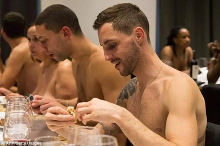 Eine Gruppe nackter Personen im O’naturel in Paris beim essen