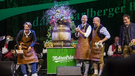 Die Dornbirner Bürgermeisterin Andrea Kaufmann und Wirtschaftslandesrat Marco Tittler freuten sich über den gelungenen Anstich. (Foto: © Michael Siblik)