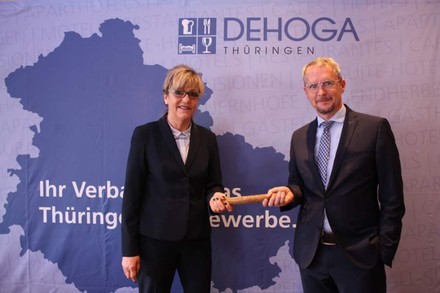 Nach 15 Jahren übergibt Gudrun Münnich die Dehoga-Führung an Mark A. Kühnelt. (Foto: Dehoga Thüringen)