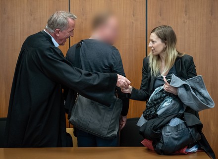 Ein Angeklagter zwischen zwei Anwälten