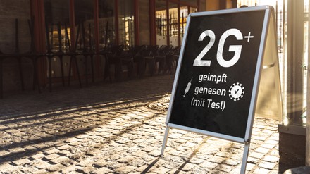 2G Plus Schild vor Restaurant