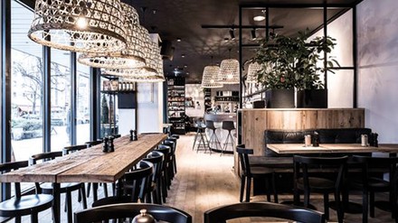 Typisch für das Innendesign von Cotidiano-Restaurants sind Naturmaterialien, um ein Wohlfühlambiente zu erzeugen. (Foto: ©Gustoso-Gruppe)
Blick in ein Cotidiano Restaurant