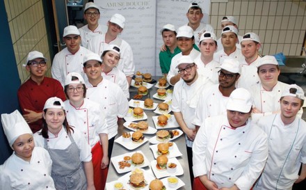 Kochlehrlinge kreieren kreative Hamburger-Rezepte.