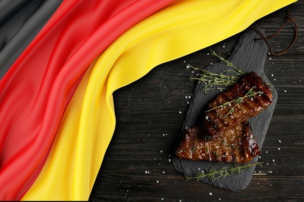Ein Steak und eine Deutschlandfahne