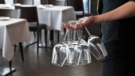 Eine Bedienung in einem Restaurant