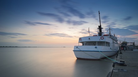 Ein Schiff liegt morgens im Hafen von Bremerhaven