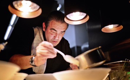 JUan Amador beim Anrichten