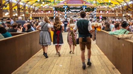 Ein Bierzelt auf dem Oktoberfest