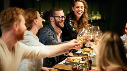 GastroSuisse fordert die Rückkehr zu Normalität für die Schweizer Gastronomie. (Foto: © chika_milan/stock.adobe.com)
Freunde sitzen gemütlich im Restaurant zusammen und stoßen an