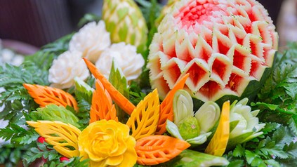 Früchte wurden wie Blumen zugeschnitten und bilden einen essbaren Blumenstrauß