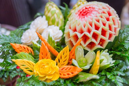Früchte wurden wie Blumen zugeschnitten und bilden einen essbaren Blumenstrauß