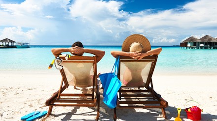 Die Deutschen reisen 2021 also wieder mehr als letztes Jahr. (Foto: © iStockphoto)
Mann und Frau im Liegestuhl am Strand