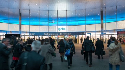 Besucher auf Baseler Messe