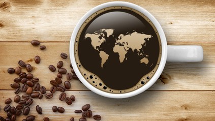 Eine Tasse Kaffee und Kaffeebohnen auf einem Tisch