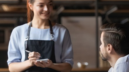 Eine Kellnerin im Restaurant
