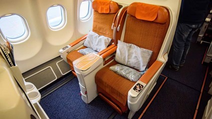 Zwei Sitze in der Business Class in einem Flugzeug