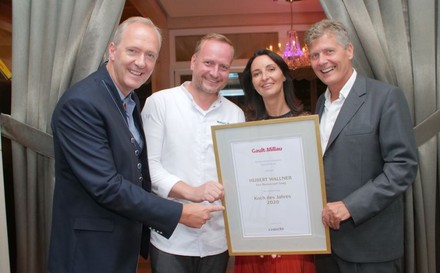Preisträger Hubert Wallner (2. v. l.) mit Ehefrau Kerstin, Laudator Martin Sieberer (l.), und Gault&Millau Herausgeber Karl Hohenlohe (r.).