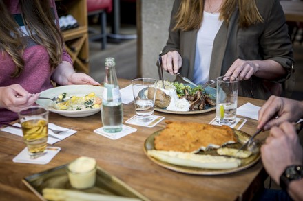 Drei Menschen essen im Restaurant