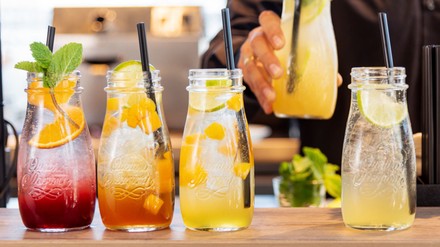 Limonaden, Smoothies und frisch gepresster Zuckerrohrsaft ergänzen das Angebot.