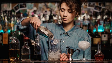 Der Lady Amarena Wettbewerb richtet sich explizit an die Frauen hinter der Bar. (Foto: © MaximFesenko via GettyImages)
Frau hinter der Bar mixt einen Cocktail