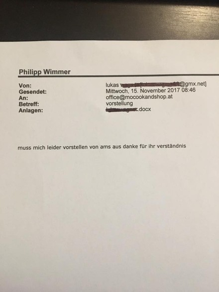 Eine ausgedruckte E-Mail eines Bewerbers an einen Restaurantbesitzer deren Text lautet: muss mich leider vorstellen von ams aus danke für ihr verständnis