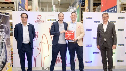 Metro Österreich CEO Xavier Plotitza, Souschef David Fleckinger und Restaurantleiter Johannes Kahrer (Restaurant Amador) sowie Josef Pirker, Operations Director Metro Österreich.