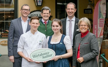 Harald Pollak (Obmann der NÖ Wirtshauskultur), Christoph Madl (Geschäftsführer der NÖ-Werbung), Mario Pulker (Spartenobmann WK NÖ) und Tourismuslandesrätin Petra Bohuslav mit teilnehmenden Schülern.
