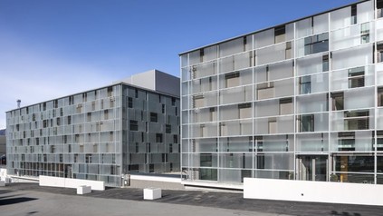 Die zwei Glasgebäude Franz und Ferdinand von außen