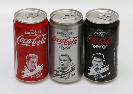 Drei Dosen Cola mit Fußballspielern darauf