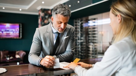 Ein Geschäftsreisender an einer Hotelrezeption