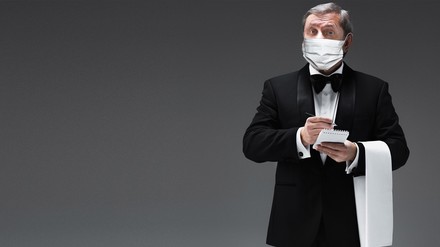 Ein Kellner mit Mundschutz