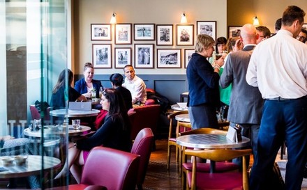 Viele Gäste in einem Lokal