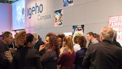 Besucher der Igeho vor einem Messestand