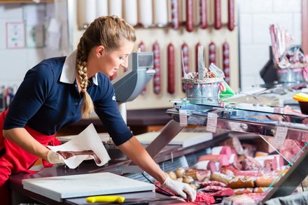 Eine Metzgereifachverkäuferin bei der Arbeit