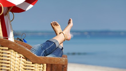 Ferienregionen profitieren davon, dass Urlaub in Deutschland Konjunktur hat. (Foto: © Jenny Sturm/stock.adobe.com)
Strandkorb am Strand