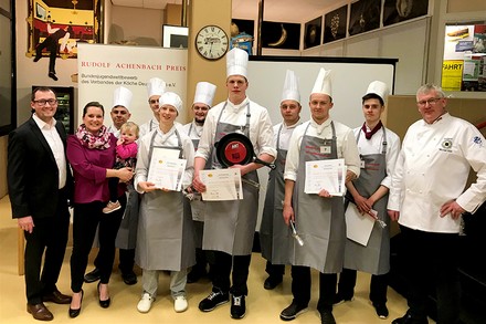Eine Gruppe junger Köche mit Urkunden in der Hand