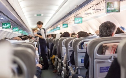 Innenansicht eines ausgebuchten Passagierflugzeuges