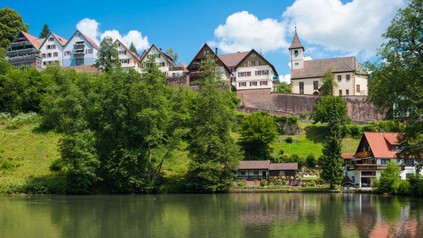 Panorama eines an einem Fluss gelegenen Dorfes