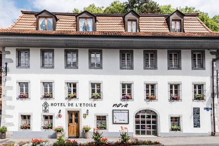 Das Romantik Hotel L’Etoile im Herzen der Greyezer Voralpen hat nun unerwartet eine „Sterneköchin“ erhalten. (© romantikhotels.com)
Ein Hotel von außen