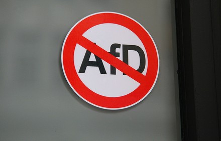 Ein Verbotsschild für die AfD