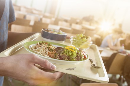 Das Essen in bayerischen Kantinen und der bayerischen Schulverpflegung soll mehr Bio-Lebensmittel enthalten, fordern die Landtags-Grünen. (Foto: © Fotolia/Gerhard Seybert)
Mann trägt Tablett mit Nudeln