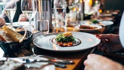 Teller mit Gericht auf Tisch in Restaurant